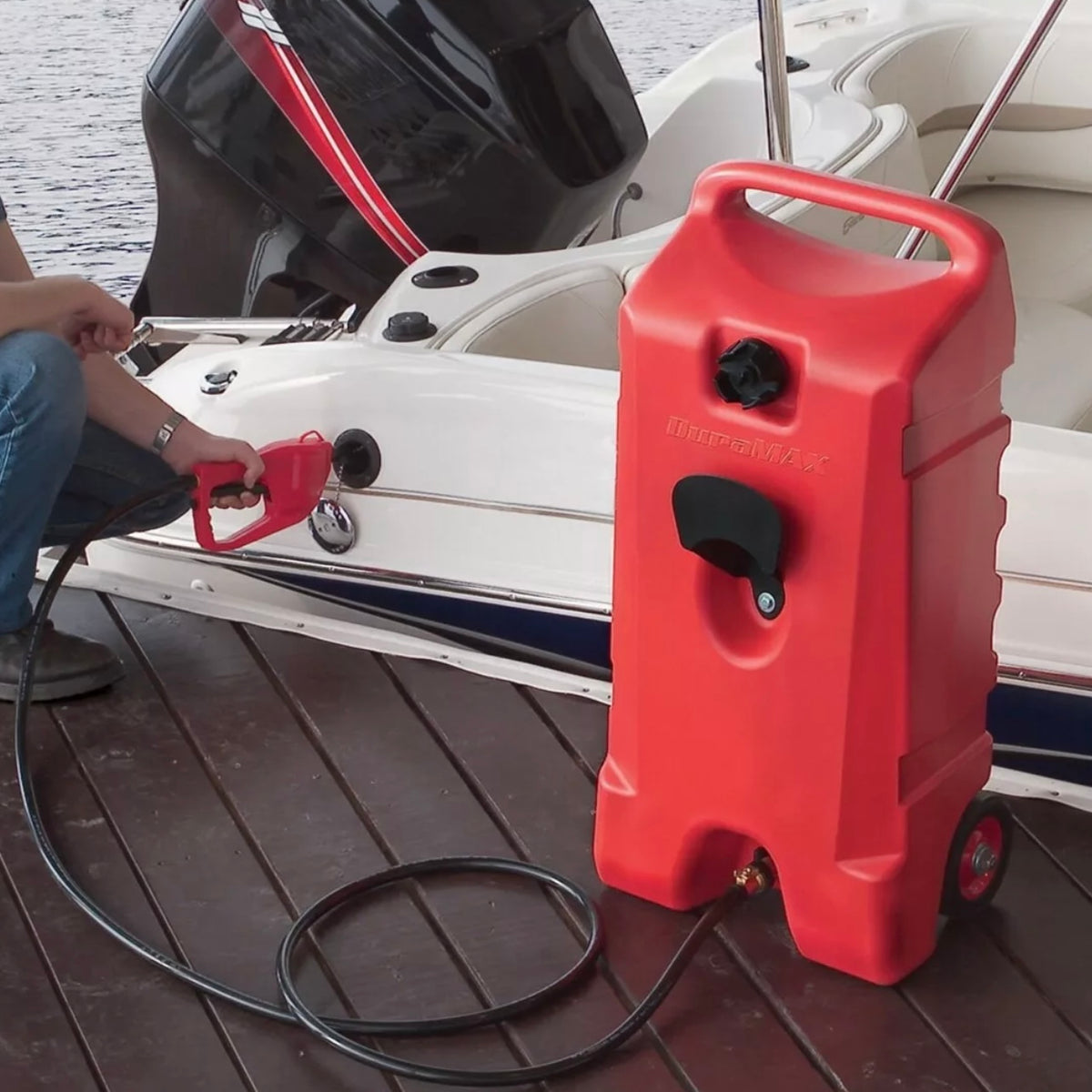 Tanque plástico de 14 galones con pompa por gravedad y ruedas.