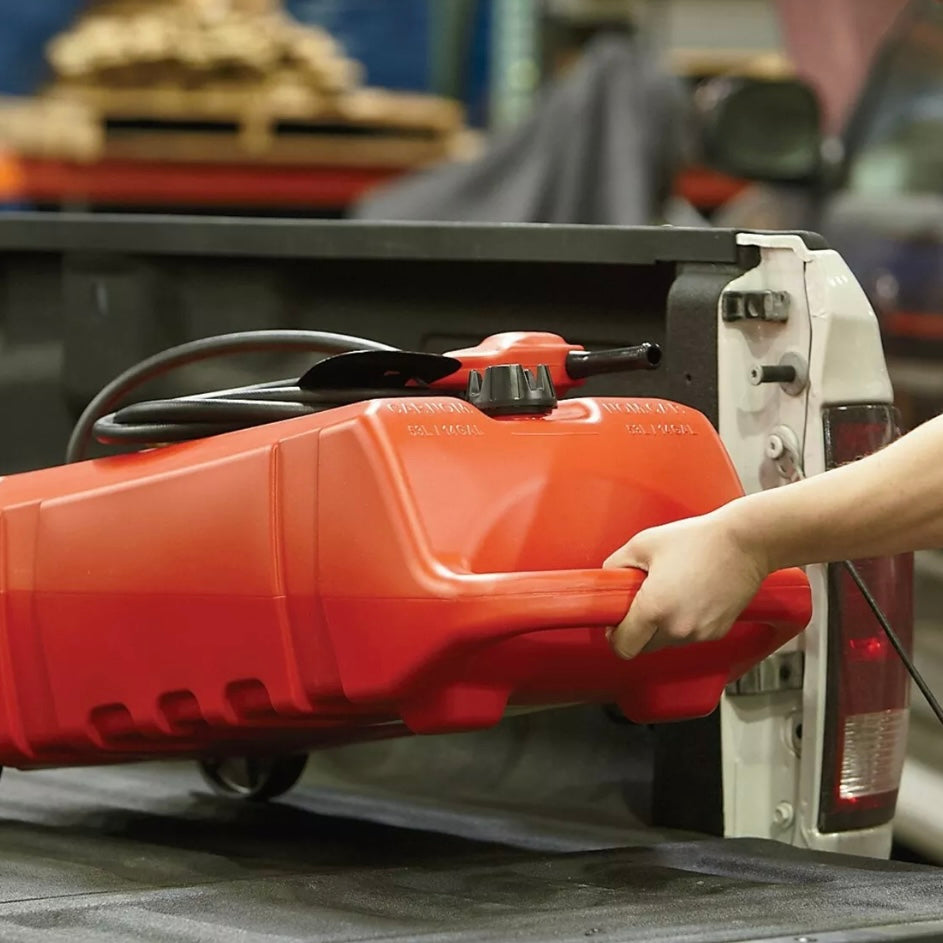 Tanque plástico de 14 galones con pompa por gravedad y ruedas.